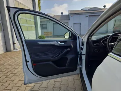 BIAŁY KOMBI FORD FOCUS z 2023 r., BENZYNA, skrzynia biegów MANUALNA 92KM, zdjęcie 16 z 23