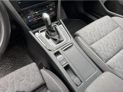 SREBRNY KOMBI VOLKSWAGEN PASSAT z 2023 r., BENZYNA, skrzynia biegów AUTOMATYCZNA 150KM, zdjęcie 8 z 19