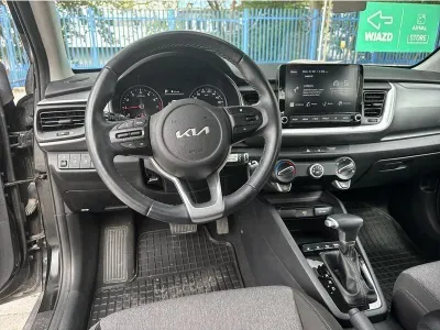CZARNY SUV KIA STONIC z 2024 r., BENZYNA, skrzynia biegów AUTOMATYCZNA 101KM, zdjęcie 2 z 19