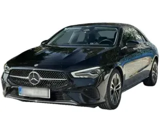 CZARNY SEDAN MERCEDES CLASE CLA z 2023 r., BENZYNA, skrzynia biegów AUTOMATYCZNA 136KM, zdjęcie główne