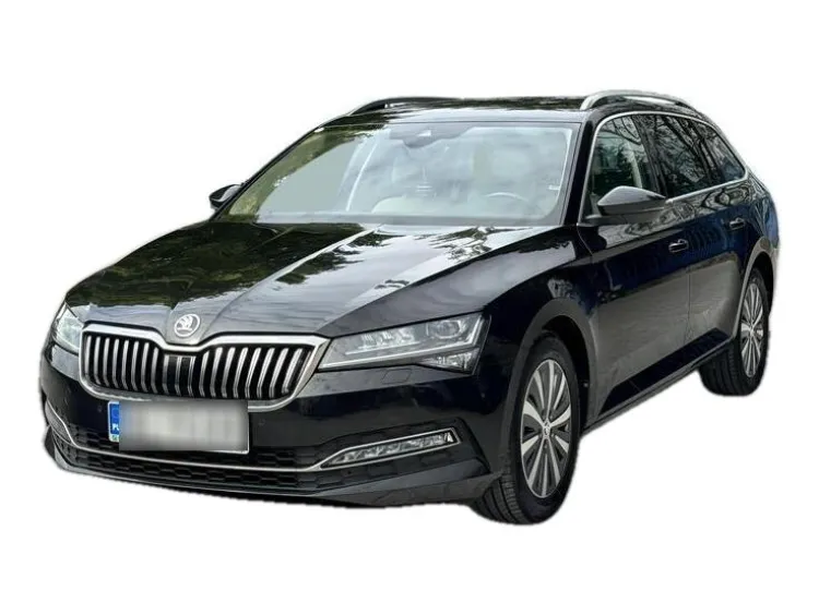 CZARNY KOMBI SKODA SUPERB z 2022 r., DIESEL, skrzynia biegów AUTOMATYCZNA 150KM, zdjęcie główne