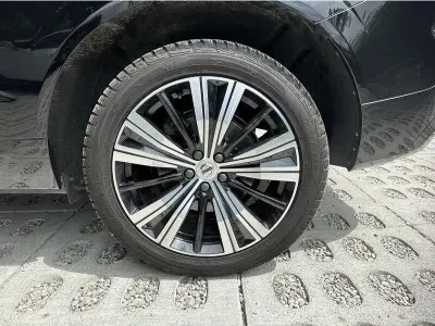CZARNY SUV VOLVO XC60 z 2023 r., BENZYNA, skrzynia biegów AUTOMATYCZNA 300KM, zdjęcie 7 z 19