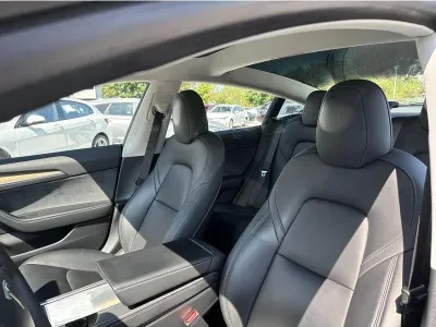 BIAŁY SEDAN TESLA MODEL 3 z 2022 r., ELEKTRYCZNY, skrzynia biegów AUTOMATYCZNA 306KM, zdjęcie 18 z 19