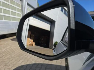 BIAŁY SUV FORD EXPLORER z 2024 r., ELEKTRYCZNY, skrzynia biegów AUTOMATYCZNA 210KM, zdjęcie 22 z 27