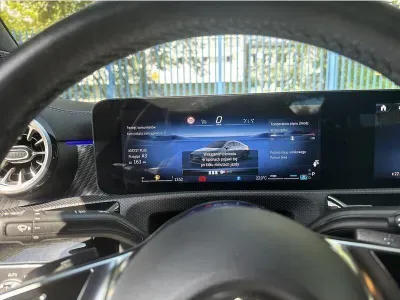 CZARNY SEDAN MERCEDES CLASE CLA z 2023 r., BENZYNA, skrzynia biegów AUTOMATYCZNA 150KM, zdjęcie 4 z 19