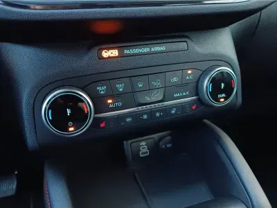 SZARY KOMBI FORD KUGA z 2023 r., BENZYNA, skrzynia biegów AUTOMATYCZNA 120KM, zdjęcie 4 z 14
