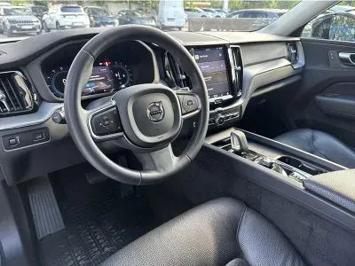 CZARNY SUV VOLVO XC60 z 2022 r., BENZYNA, skrzynia biegów AUTOMATYCZNA 197KM, zdjęcie 11 z 19