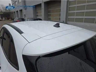 BIAŁY SUV FORD KUGA z 2022 r., HYBRYDA/BENZYNA, skrzynia biegów AUTOMATYCZNA 112KM, zdjęcie 9 z 28