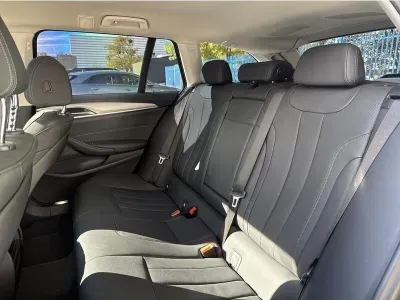 CZARNY KOMBI BMW SERIE 5 z 2023 r., DIESEL, skrzynia biegów AUTOMATYCZNA 150KM, zdjęcie 5 z 19