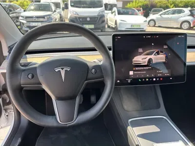 BIAŁY SEDAN TESLA MODEL 3 z 2022 r., ELEKTRYCZNY, skrzynia biegów AUTOMATYCZNA 306KM, zdjęcie 13 z 19