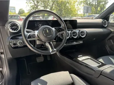 SZARY SEDAN MERCEDES CLASE CLA z 2023 r., BENZYNA, skrzynia biegów AUTOMATYCZNA 150KM, zdjęcie 7 z 18