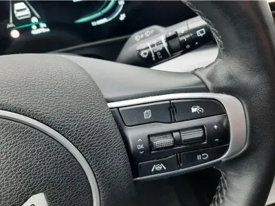 BIAŁY SUV KIA SPORTAGE z 2023 r., BENZYNA, skrzynia biegów MANUALNA 110KM, zdjęcie 22 z 24