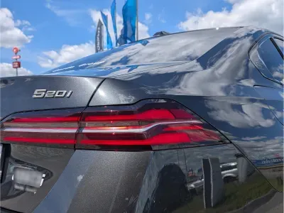 SZARY SEDAN BMW 520I z 2025 r., BENZYNA, skrzynia biegów AUTOMATYCZNA 184KM, zdjęcie 4 z 10