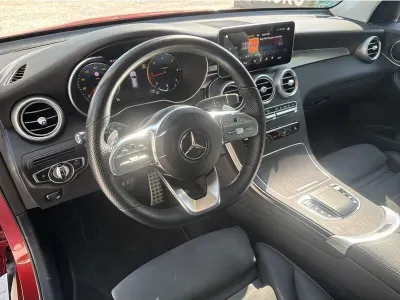 CZERWONY SUV MERCEDES CLASE GLC z 2022 r., DIESEL, skrzynia biegów AUTOMATYCZNA 245KM, zdjęcie 2 z 19