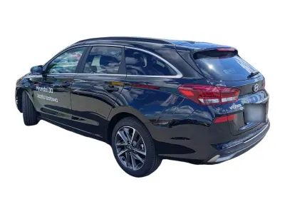 CZARNY KOMBI HYUNDAI I30 z 2025 r., BENZYNA, skrzynia biegów AUTOMATYCZNA 140KM, zdjęcie 7 z 8