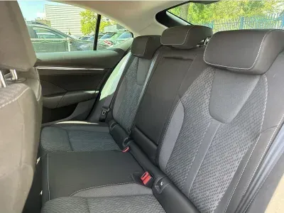 SREBRNY HATCHBACK SKODA OCTAVIA z 2023 r., BENZYNA, skrzynia biegów AUTOMATYCZNA 190KM, zdjęcie 6 z 19