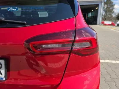 CZERWONY HATCHBACK FORD FOCUS z 2023 r., BENZYNA, skrzynia biegów MANUALNA 92KM, zdjęcie 12 z 27