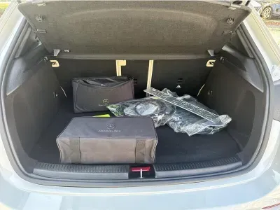 BIAŁY HATCHBACK MERCEDES CLASE A z 2023 r., HYBRYDA/BENZYNA, skrzynia biegów AUTOMATYCZNA 218KM, zdjęcie 19 z 19