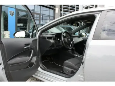 SZARY KOMBI TOYOTA COROLLA z 2021 r., HYBRYDA/BENZYNA, skrzynia biegów AUTOMATYCZNA 184KM, zdjęcie 2 z 15