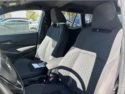 BIAŁY KOMBI TOYOTA COROLLA z 2023 r., HYBRYDA/BENZYNA, skrzynia biegów AUTOMATYCZNA 140KM, zdjęcie 13 z 19