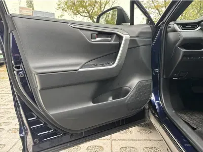 NIEBIESKI SUV TOYOTA RAV4 z 2023 r., HYBRYDA/BENZYNA, skrzynia biegów AUTOMATYCZNA 218KM, zdjęcie 15 z 19
