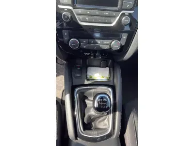 CZARNY SUV NISSAN QASHQAI z 2018 r., BENZYNA, skrzynia biegów MANUALNA 116KM, zdjęcie 2 z 11