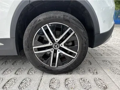 BIAŁY SUV MERCEDES GLA z 2023 r., HYBRYDA/BENZYNA, skrzynia biegów AUTOMATYCZNA 218KM, zdjęcie 13 z 18