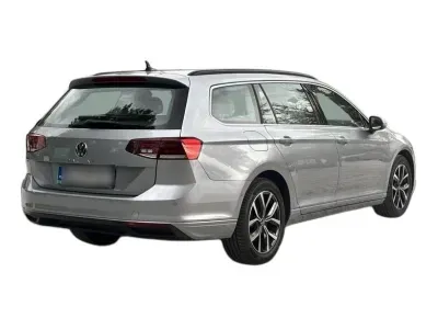 SREBRNY KOMBI VOLKSWAGEN PASSAT z 2023 r., BENZYNA, skrzynia biegów AUTOMATYCZNA 150KM, zdjęcie 4 z 19