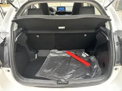 BIAŁY HATCHBACK TOYOTA YARIS z 2024 r., HYBRYDA/BENZYNA, skrzynia biegów AUTOMATYCZNA 116KM, zdjęcie 17 z 17