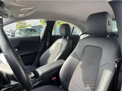 CZARNY SEDAN MERCEDES CLASE CLA z 2023 r., BENZYNA, skrzynia biegów AUTOMATYCZNA 136KM, zdjęcie 10 z 18