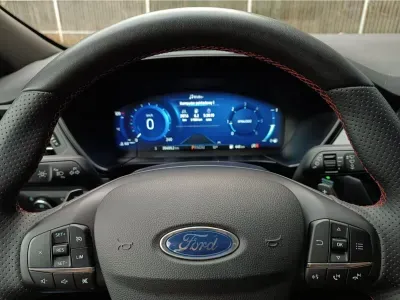 SZARY KOMBI FORD KUGA z 2023 r., BENZYNA, skrzynia biegów AUTOMATYCZNA 120KM, zdjęcie 13 z 16