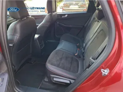 CZERWONY SUV FORD KUGA z 2023 r., HYBRYDA/BENZYNA, skrzynia biegów AUTOMATYCZNA 140KM, zdjęcie 3 z 21