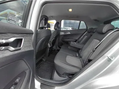 SREBRNY SUV KIA SPORTAGE z 2023 r., BENZYNA, skrzynia biegów AUTOMATYCZNA 110KM, zdjęcie 18 z 25