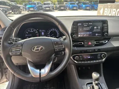SREBRNY HATCHBACK HYUNDAI I30 z 2023 r., BENZYNA, skrzynia biegów AUTOMATYCZNA 120KM, zdjęcie 5 z 19