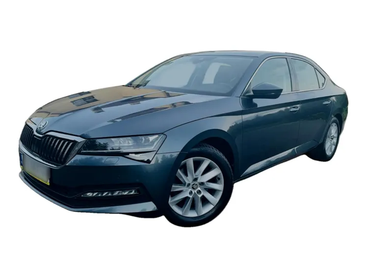 SZARY SEDAN SKODA SUPERB III z 2021 r., BENZYNA, skrzynia biegów AUTOMATYCZNA 150KM, zdjęcie główne