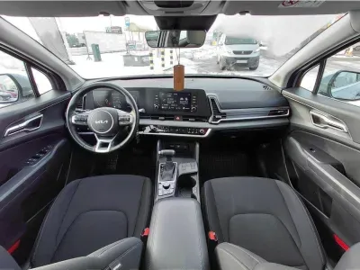 SREBRNY SUV KIA SPORTAGE z 2023 r., BENZYNA, skrzynia biegów AUTOMATYCZNA 110KM, zdjęcie 19 z 24