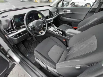 SREBRNY SUV KIA SPORTAGE z 2023 r., BENZYNA, skrzynia biegów AUTOMATYCZNA 110KM, zdjęcie 22 z 25