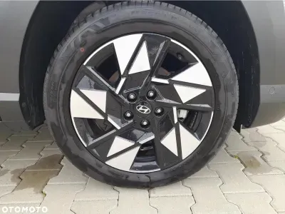 BIAŁY SUV HYUNDAI KONA z 2023 r., BENZYNA, skrzynia biegów AUTOMATYCZNA 199KM, zdjęcie 7 z 14