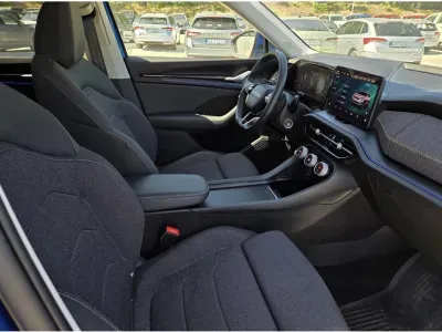 NIEBIESKI KOMBI SKODA KODIAQ z 2024 r., BENZYNA, skrzynia biegów AUTOMATYCZNA 150KM, zdjęcie 4 z 5