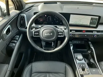 BIAŁY SUV KIA SORENTO z 2024 r., HYBRYDA/BENZYNA, skrzynia biegów AUTOMATYCZNA 159KM, zdjęcie 4 z 32
