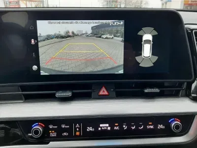 BIAŁY SUV KIA SPORTAGE z 2023 r., BENZYNA, skrzynia biegów MANUALNA 110KM, zdjęcie 8 z 24
