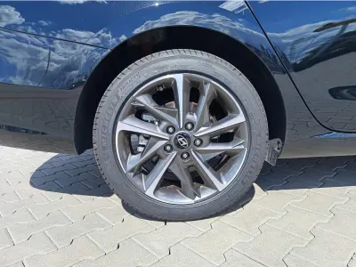 CZARNY KOMBI HYUNDAI I30 z 2025 r., BENZYNA, skrzynia biegów AUTOMATYCZNA 140KM, zdjęcie 4 z 8