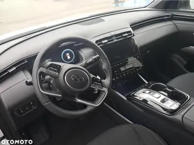 BIAŁY SUV HYUNDAI TUCSON z 2024 r., HYBRYDA/BENZYNA, skrzynia biegów AUTOMATYCZNA 230KM, zdjęcie 16 z 18