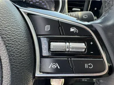 BIAŁY HATCHBACK KIA CEED z 2023 r., BENZYNA, skrzynia biegów AUTOMATYCZNA 118KM, zdjęcie 4 z 19