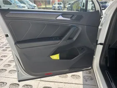 BIAŁY SUV VOLKSWAGEN TIGUAN z 2022 r., DIESEL, skrzynia biegów AUTOMATYCZNA 200KM, zdjęcie 15 z 19