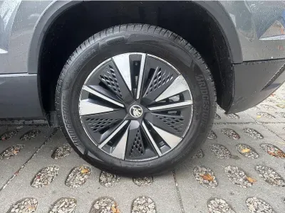 SZARY SUV SKODA KAROQ z 2023 r., DIESEL, skrzynia biegów AUTOMATYCZNA 150KM, zdjęcie 16 z 19