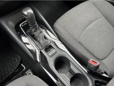 SZARY SEDAN TOYOTA COROLLA z 2023 r., HYBRYDA/BENZYNA, skrzynia biegów AUTOMATYCZNA 140KM, zdjęcie 4 z 18