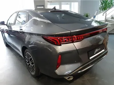 SZARY SEDAN JAC J7 PLUS z 2026 r., BENZYNA, skrzynia biegów AUTOMATYCZNA 136KM, zdjęcie 3 z 9
