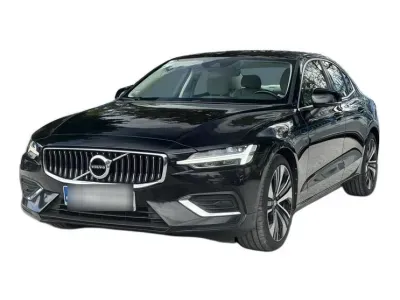 CZARNY SEDAN VOLVO S60 z 2022 r., BENZYNA, skrzynia biegów AUTOMATYCZNA 197KM, zdjęcie główne