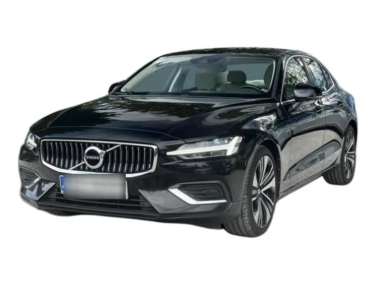 CZARNY SEDAN VOLVO S60 z 2022 r., BENZYNA, skrzynia biegów AUTOMATYCZNA 197KM, zdjęcie główne